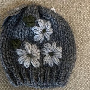 Women’s Gelso Bianca cozy Knit Beanie cap with Flower Applique - Gray NWT